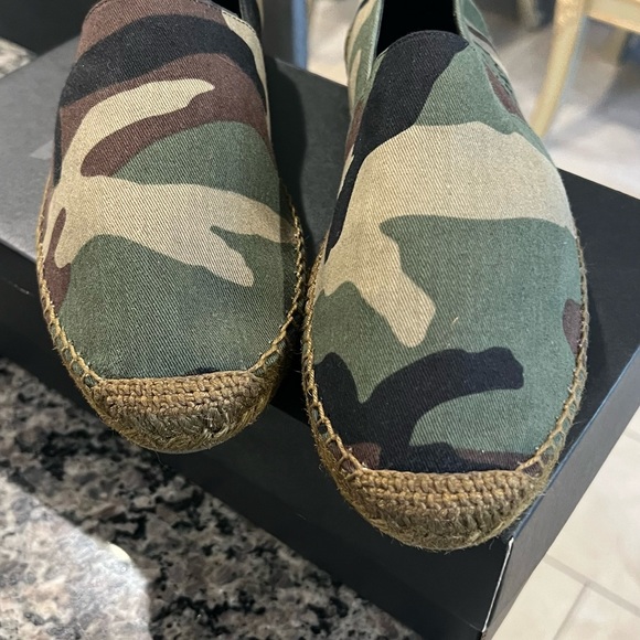 Only wore it once. Ready to rotate - Picture 2 of 13